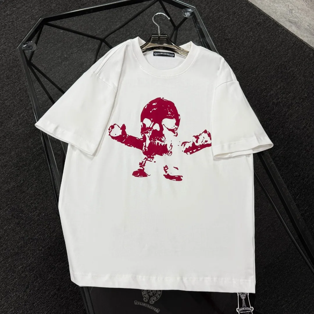 P170 Chrome Hearts Chrome Hearts 25 high version. The fabric is made of 300 grams of high-density pure cotton. It does not deform or shrink. It has three labels. It is the same style for men and women. Technology: suede foam printing. Color: white, black. SIZE: S-XL.